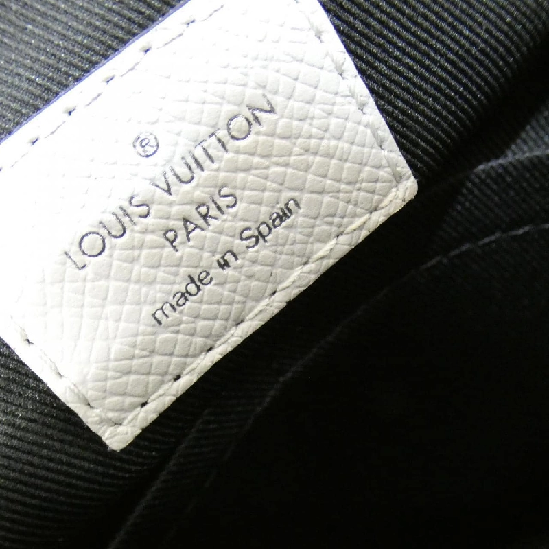 Túi đeo chéo Louis Vuitton Taiga Lama Flap Messenger M30411 611570