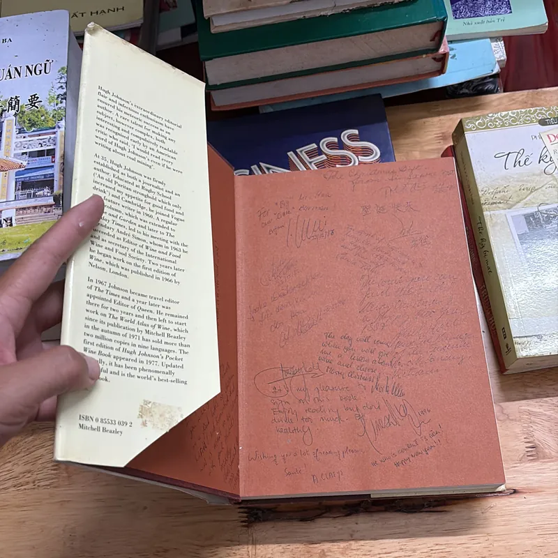 II English Book: WINE _ The Classic Guide To The World Of Wine - HUGH JOHNSON 691217