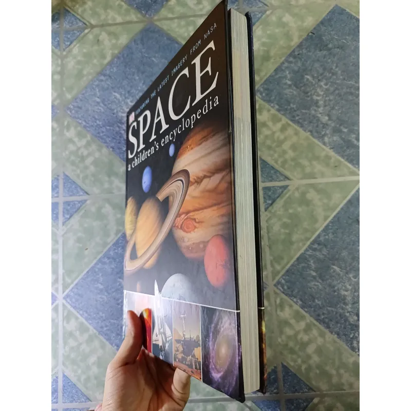 Space ( a children's encyclopedia) 789164