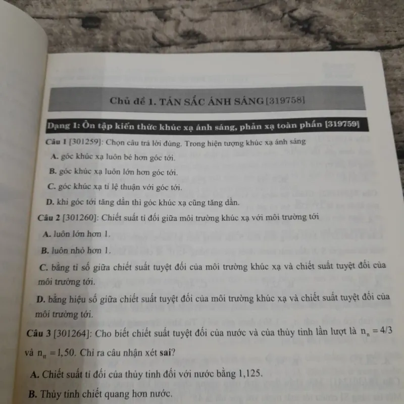 Ôn luyện Vật lý THPT- 2000 bài Sóng Ánh Sáng, Lượng Tử & Hạt Nhân. GV Lại Đắc Hợp Moon.vn 763832
