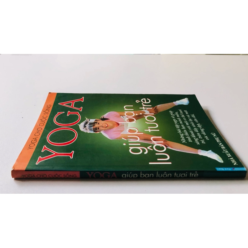 YOGA GIÚP BẠN LUÔN TƯƠI TRẺ - sách in màu, giấy bóng, 124 trang, nxb: 2006 363281