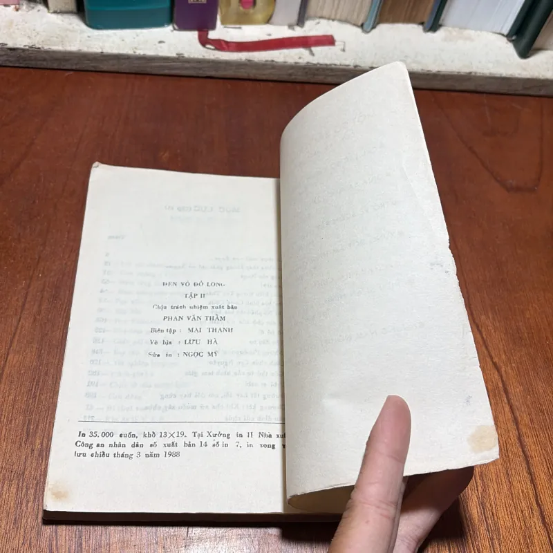 [Sách 8x] - II Truyện Tình Báo: Đen Vỏ Đỏ Lòng (Tập 2) - Mai Thanh Hải - 1988 927341