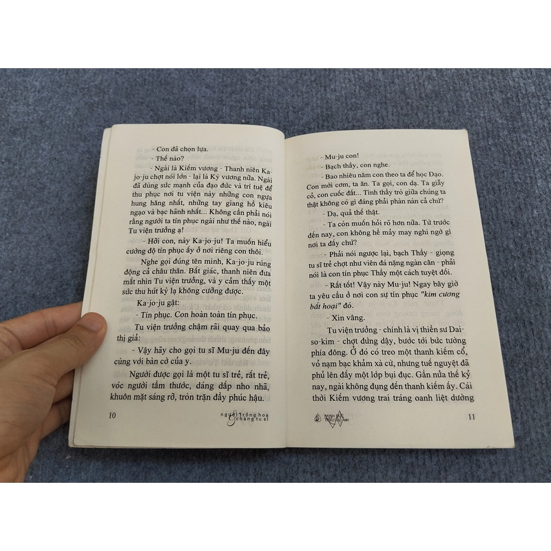 NGƯỜI TRỒNG HOA VÀ CHÀNG TU SĨ 494924