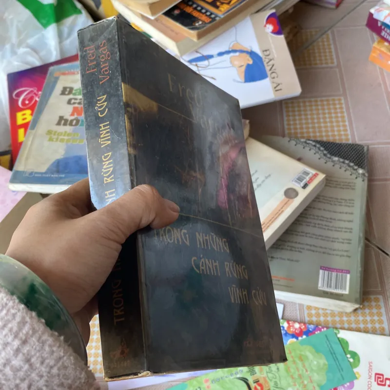 Trong Những Cánh Rừng Vĩnh Cửu" của tác giả Fred Vargas.  790823