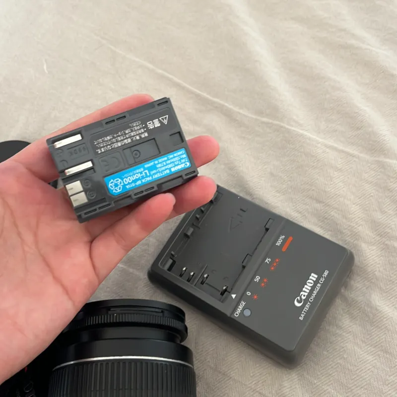 Máy ảnh canon 40D kèm 2 len 18-55 28-80 sử dụng tốt 998505