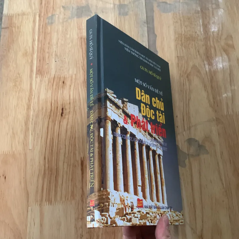 Một số vấn đề về dân chủ độc tài và phát triển  1022796
