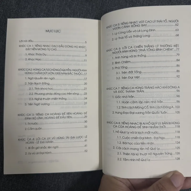 Sử Việt: 12 khúc tráng ca - Dũng Phan 1031660
