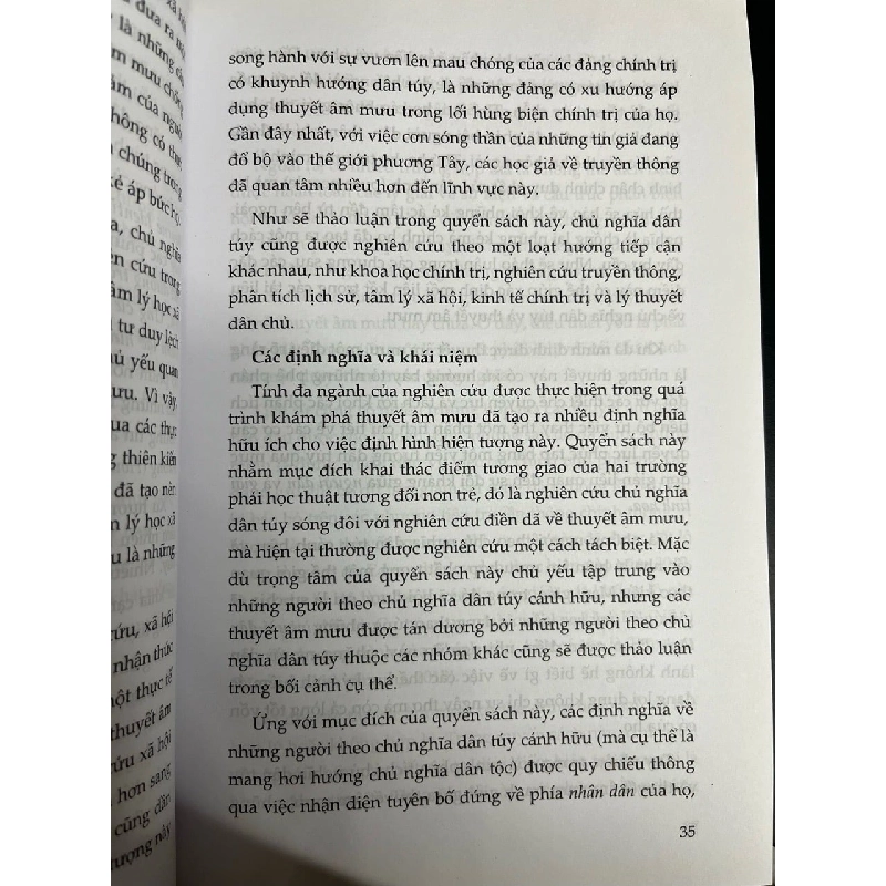 Thuyết âm mưu và chủ nghĩa dân tuý: Chính trị học về thông tin sai lệch - Eirikur Bergmann 728415