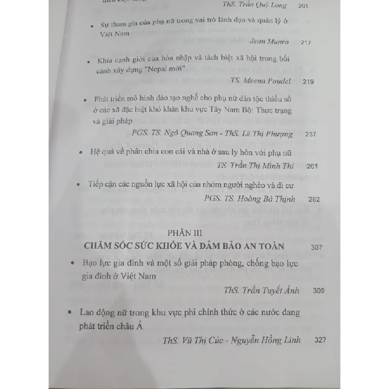 Các chiều cạnh giới của sự tách biệt xã hội hướng tới chính sách toàn diện hơn đối với phụ nữ - GS.TS. Võ Khánh Vinh, GS.TS. Nguyễn Hữu Minh 700583