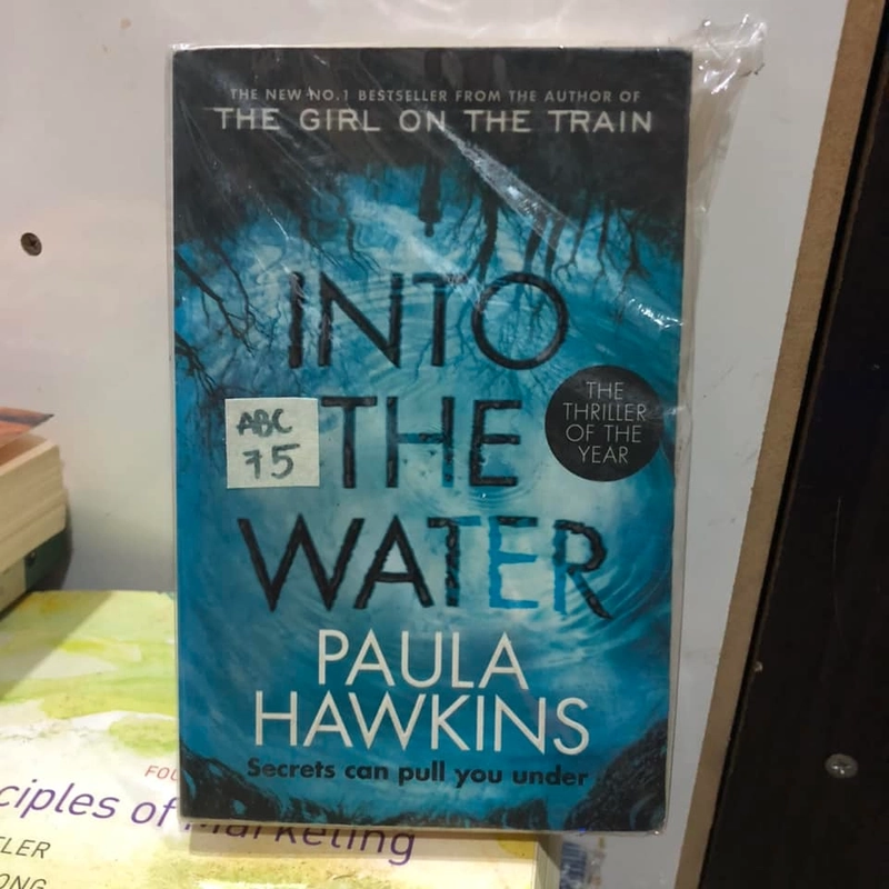 Into the water - Paula Hawkins 198842