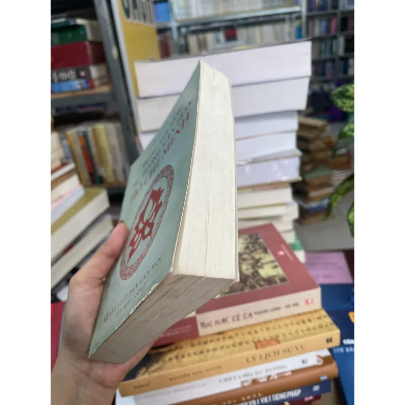 TRONG ÁNH SÁNG TƯ TƯỞNG VĂN HOÁ HỒ CHÍ MINH - LÊ XUÂN VŨ  1021635