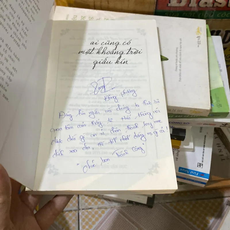 Ai cũng có một khoảng trời giấu kín  929494