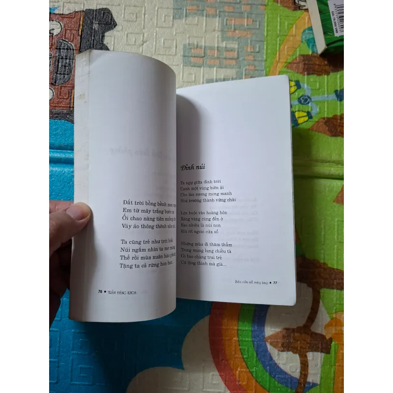 Bên cửa sổ máy bay 795771