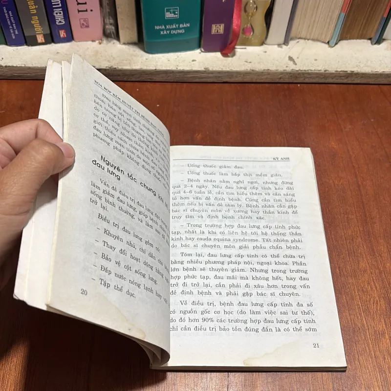 II Sức Khoẻ: Xoa Bóp Bấm Huyệt _ Trị Bệnh Đau Lưng - Kỳ Anh - 2007 927670