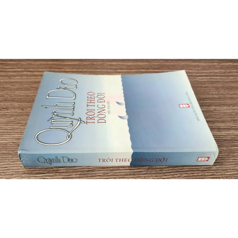Tiểu thuyết của Quỳnh Dao: TRÔI THEO DÒNG ĐỜI (468 trang) 1023804