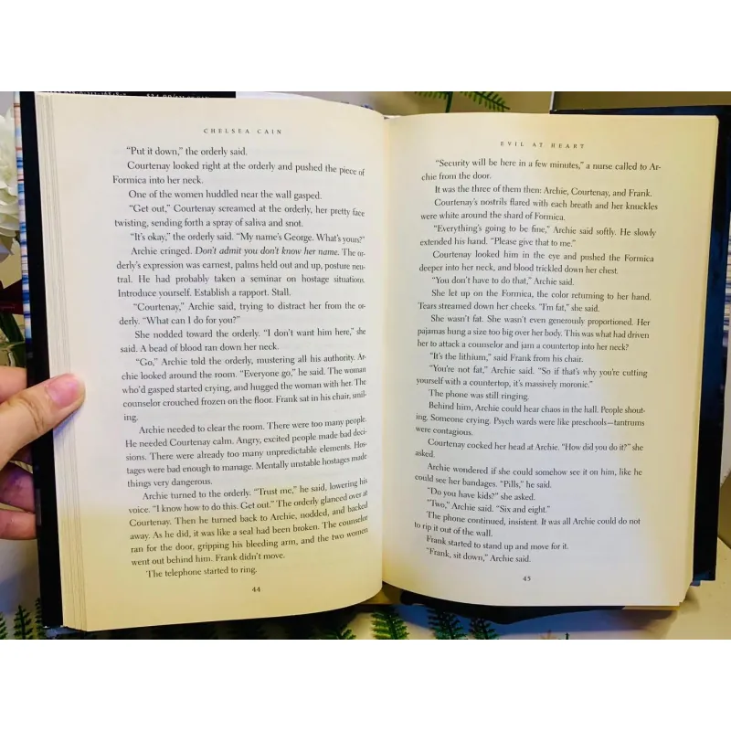 [Sách tiếng Anh 2hand] Like new 90% - Evil at Heart – Chelsea Cain 961032