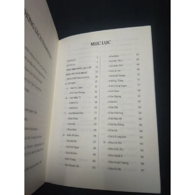 Xứ trầm hương Quách Tấn 2019 mới 70% bẩn bìa, ố vàng HCM0611 602570