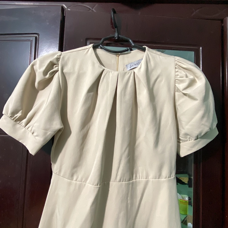 Đầm tay phồng màu be ôm dáng, 80%  455699