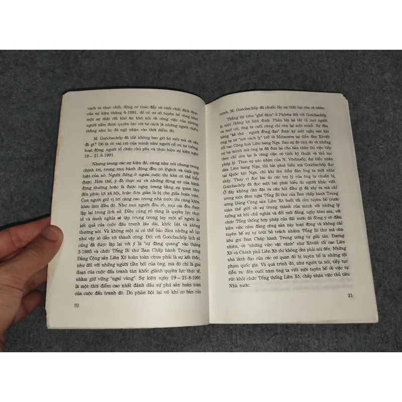 GOÓCBACHỐP - BẠO LOẠN. SỰ KIỆN THÁNG TÁM NHÌN TỪ BÊN TRONG 701078