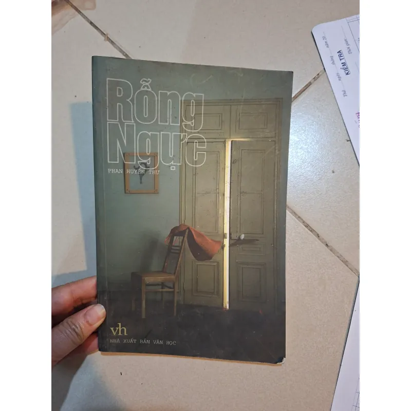 Rỗng ngực của Phan Huyền Thư  930796