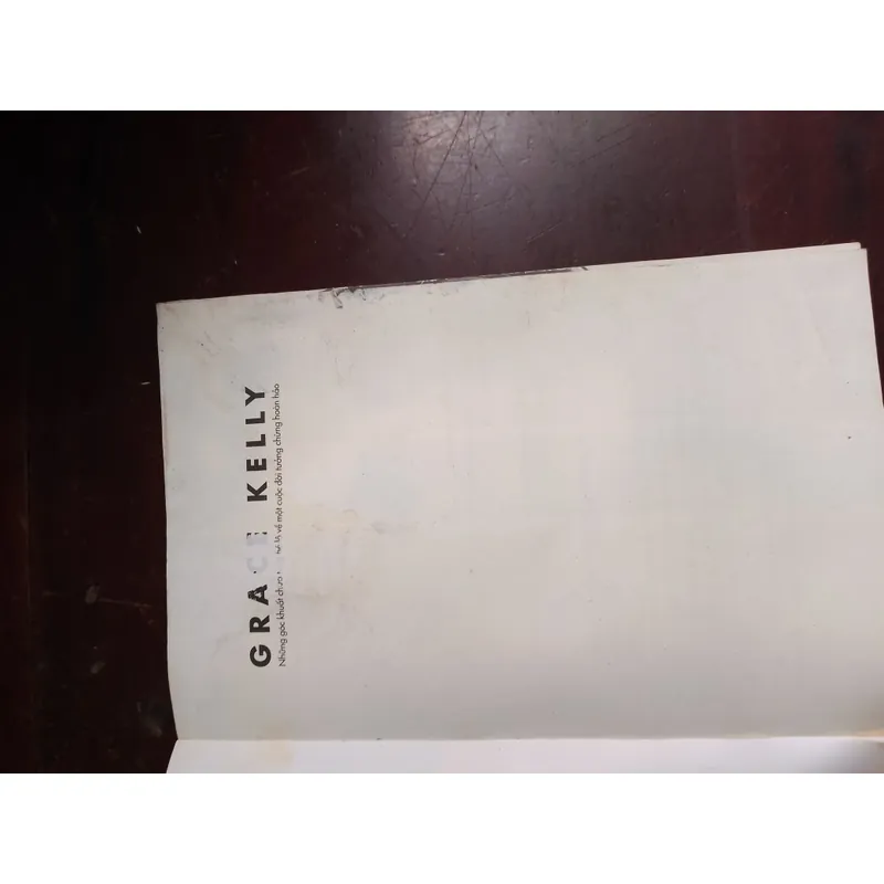 Những góc khuất chưa từng hé lộ về một cuộc đời tưởng chừng hoàn hảo. 718930