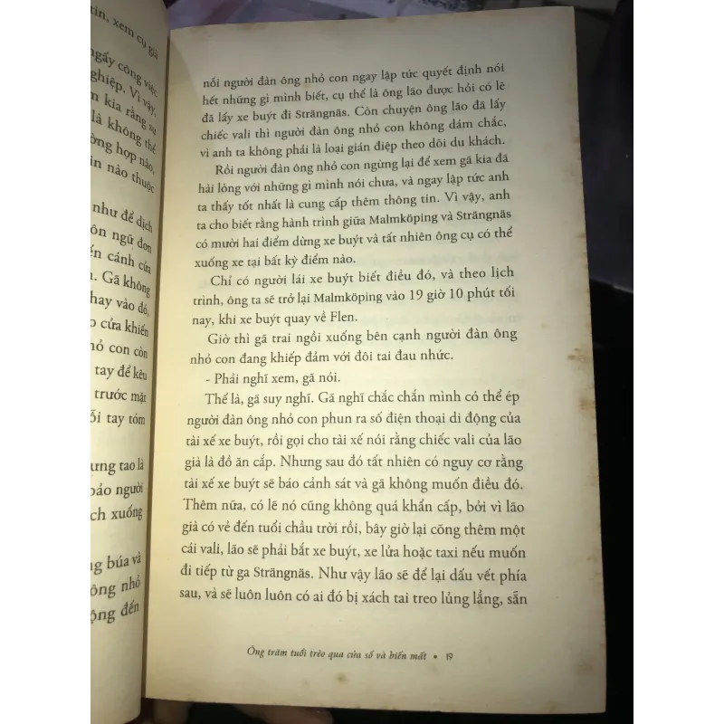 Ông trăm tuổi trèo qua cửa sổ và biến mất - Jonas Jonasson 1024816