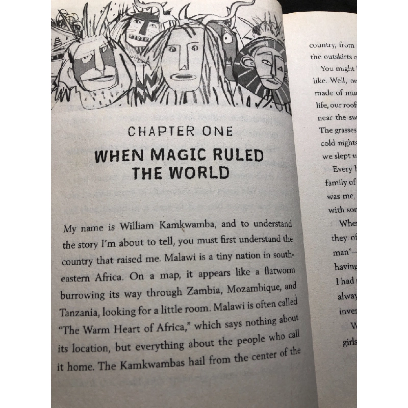 The boy who harnessed the wind mới 85% ố bẩn nhẹ William Kamkwamba HPB1408 NGOẠI VĂN 458483