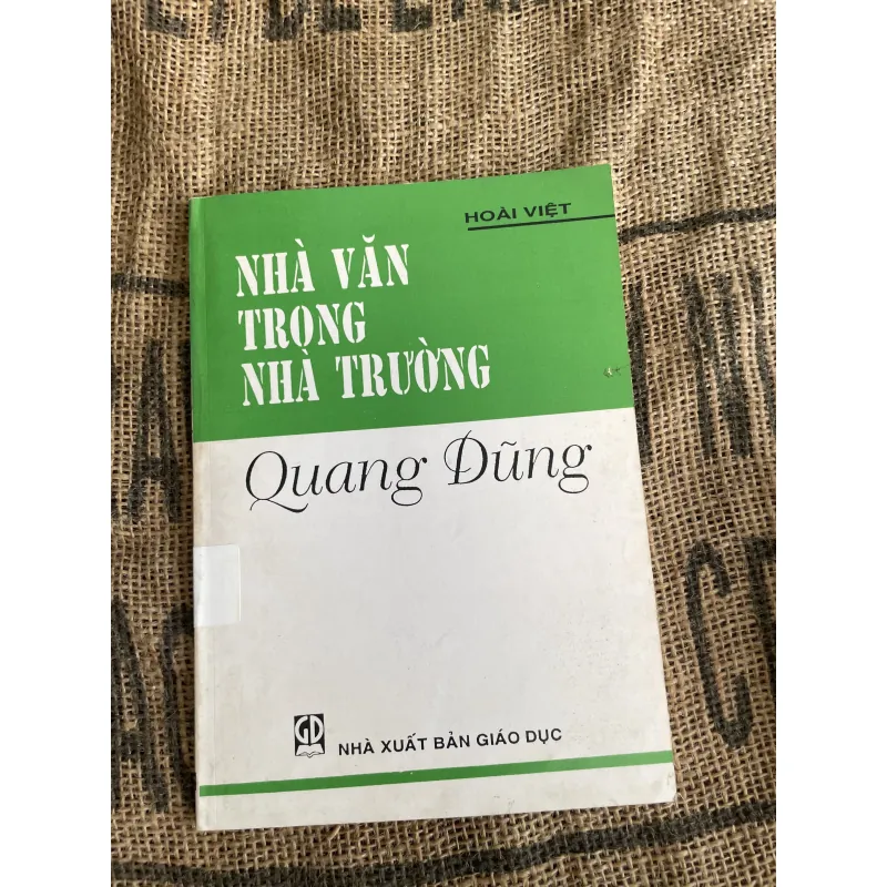 Nhà văn trong nhà trường: Quảng Dũng; Hoàng Việt 1013584