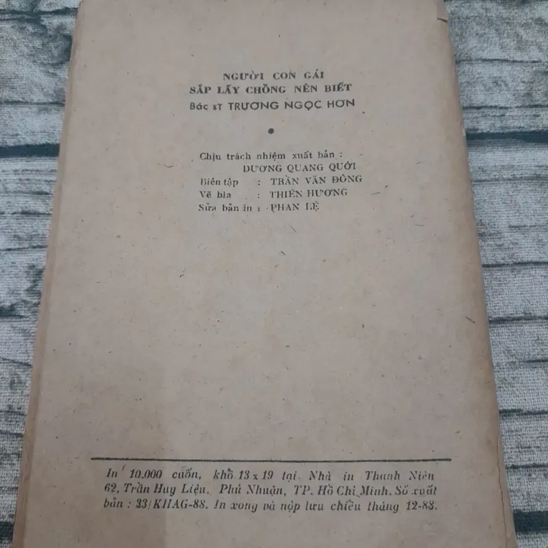 Người con gái lấy chồng cần nên biết. Bác sỹ Trương Ngọc Hơn. Xuất bản năm 1988 697972