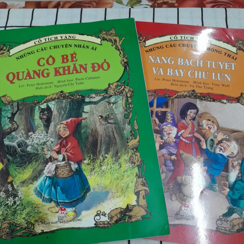 2 quyển truyện cổ tích màu khổ lớn: CÔ BÉ QUÀNG KHĂN ĐỎ & BẠCH TUYẾT VÀ 7 CHÚ LÙN. 995825