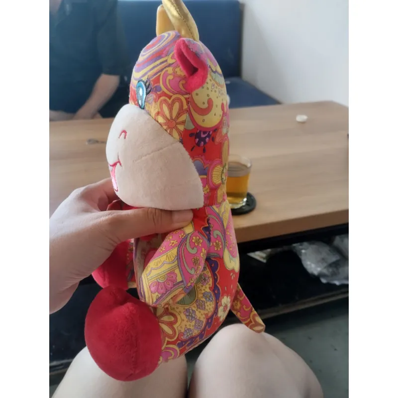 một con thú nhồi bông hình con bò . Hàng 2hand 996583