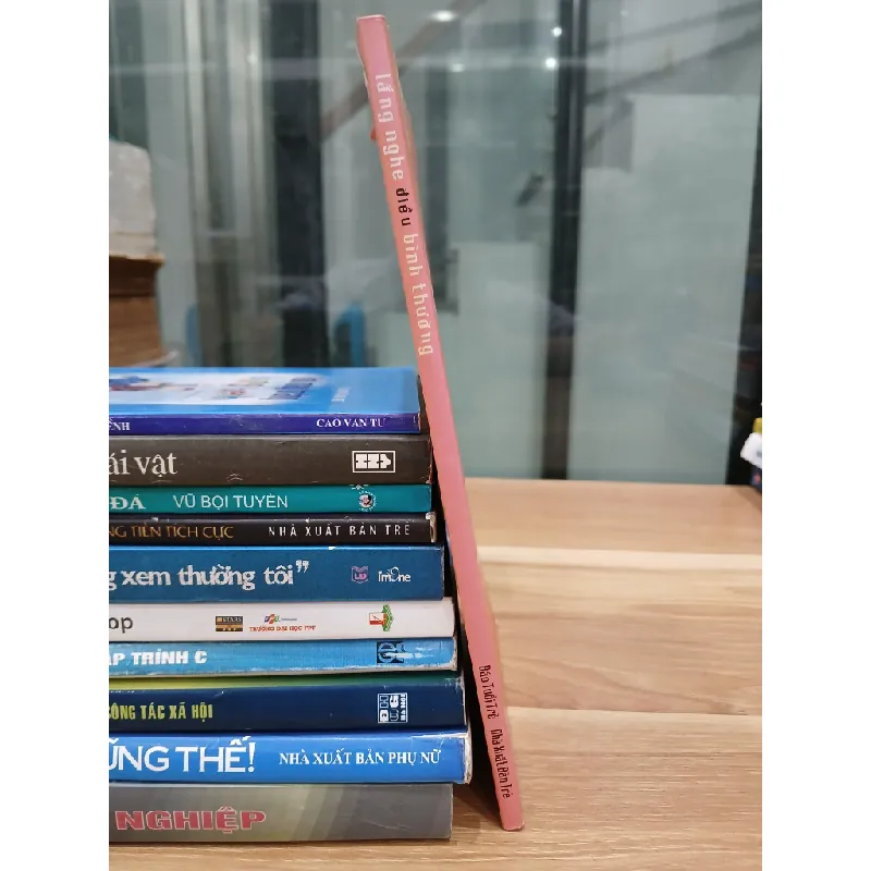 Lắng nghe điều bình thường – Báo Tuổi Trẻ (NXB Trẻ) 560802
