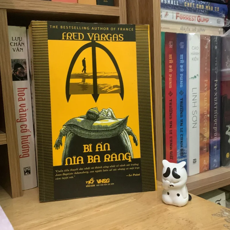 Bí ẩn nĩa ba răng - Fred Vargas 957578