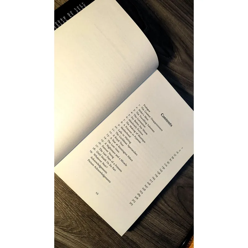 Sách cũ (có ố) Lady in Waiting: My Extraordinary Life in the Shadow of the Crown  723356