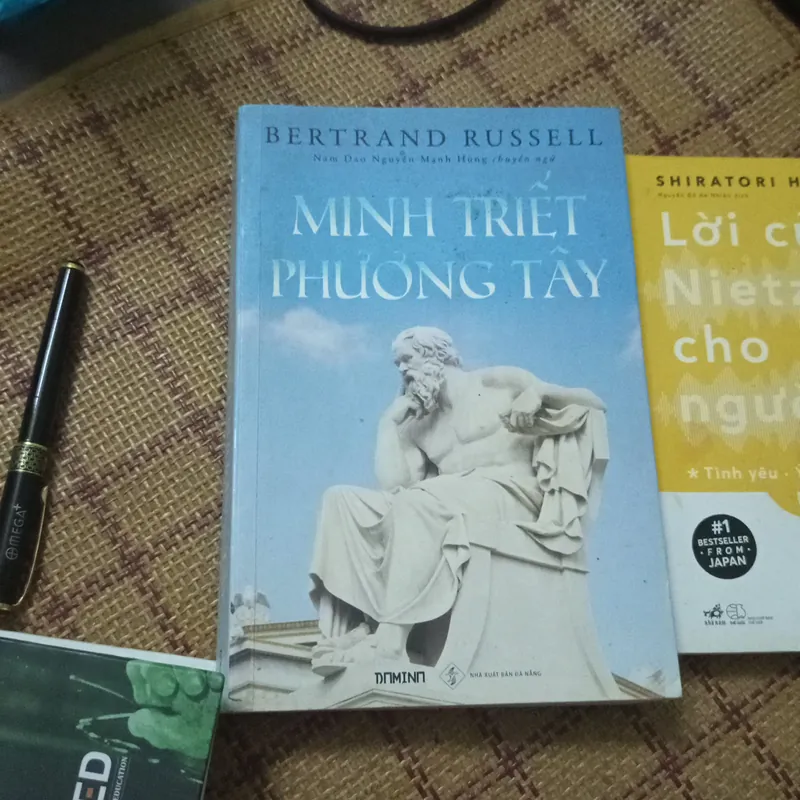 Mình Triết phương Tây của Bertrand Russell và Lời của Nietzsche dành cho người trẻ.  596873