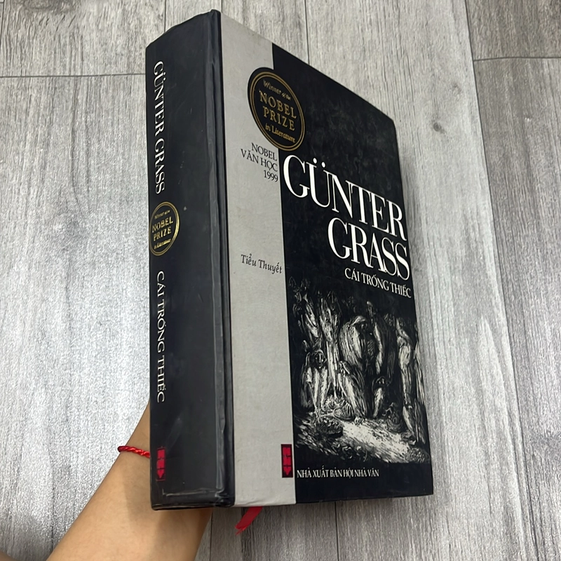 Cái trống thiếc. 2a4 527838