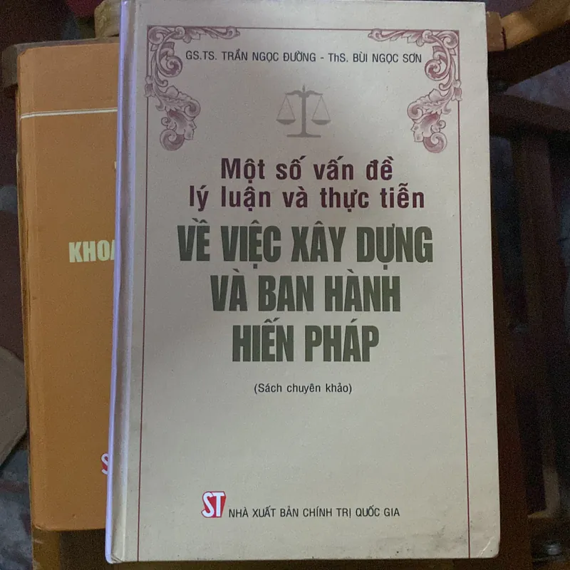 Một số vấn đề lý luận và thực tiễn về việc xây dựng và ban hành Hiến pháp  568868