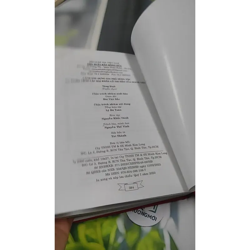 [MIỄN PHÍ BỌC SÁCH] Cách Xây Dựng Gia Phả Dòng Tộc Và Tuyển Chọn Các Bài Khấn Cổ Truyền C 727378