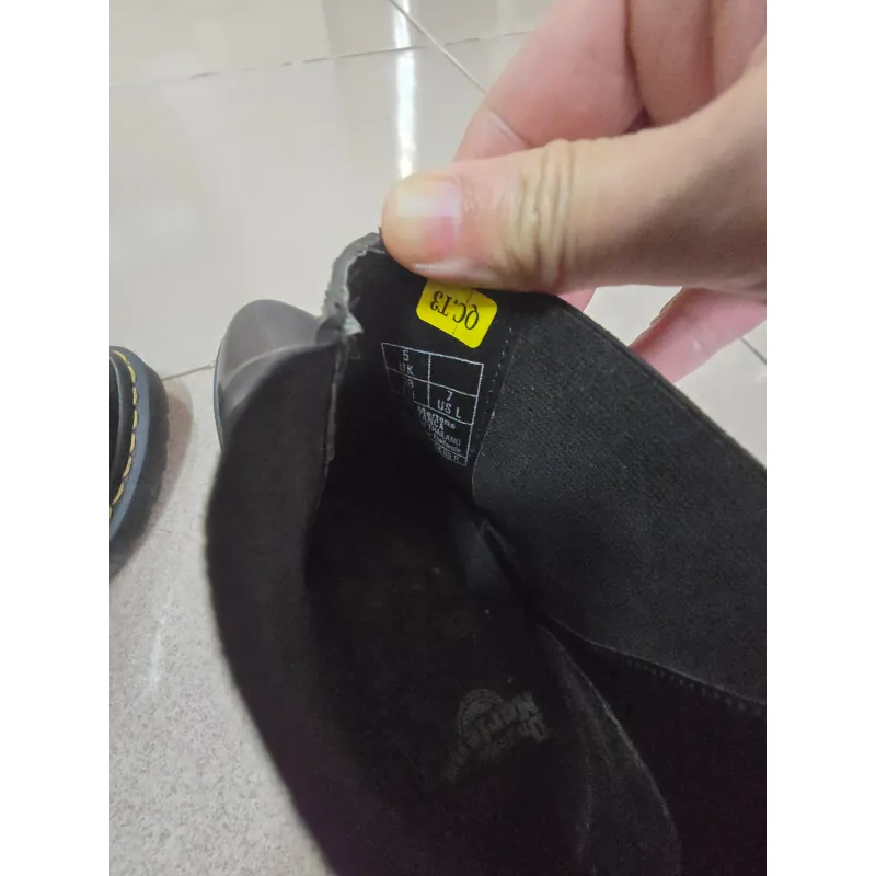 Giày Dr. Martens Bianca.
Màu đen.
Size 5UK - 38. Made in Thailand. Tình trang sử dụng tốt. 1031353