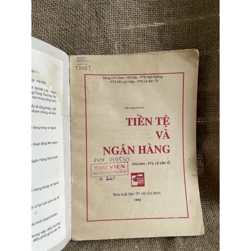 Tiền tệ và ngân hàng- hơn 300 trang  933663
