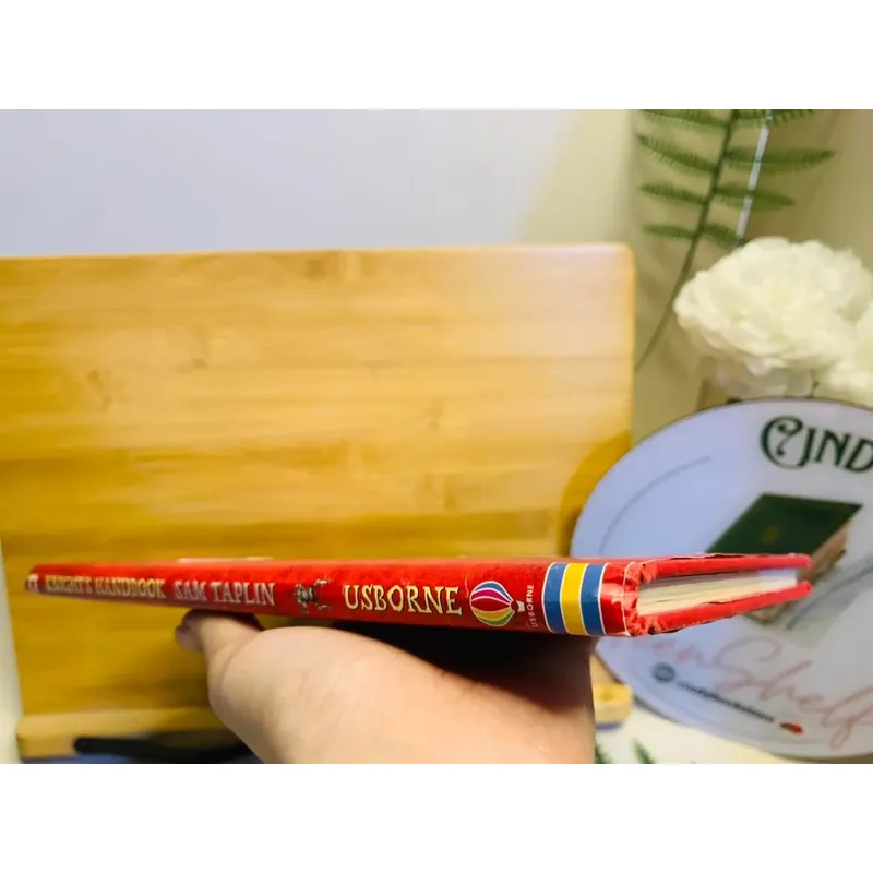 [Sách tiếng Anh 2hand] Like new 90% The Usborne Official Knight’s Handbook 592588