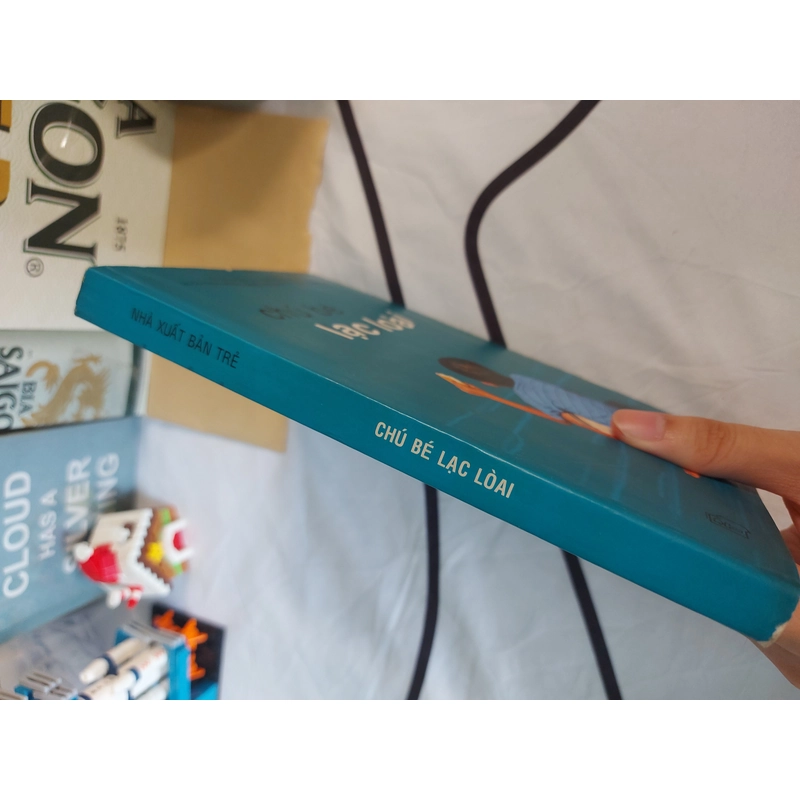 CHÚ BÉ LẠC LOÀI 493437