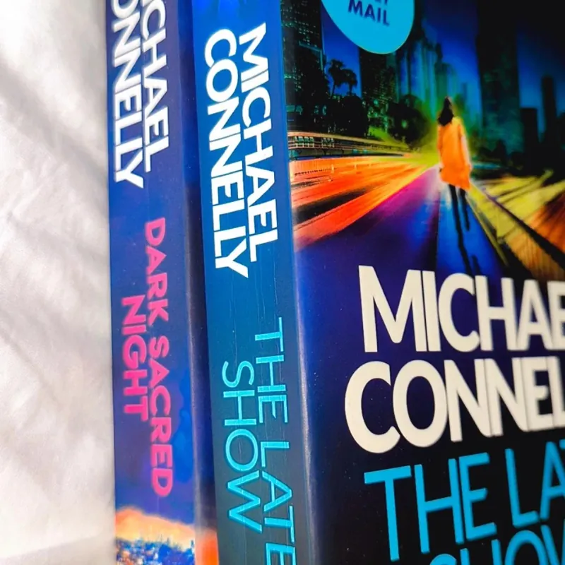 Combo 2 sách ngoại văn cũ – Michael Connelly: The Late Show & Dark Sacred Night 748367