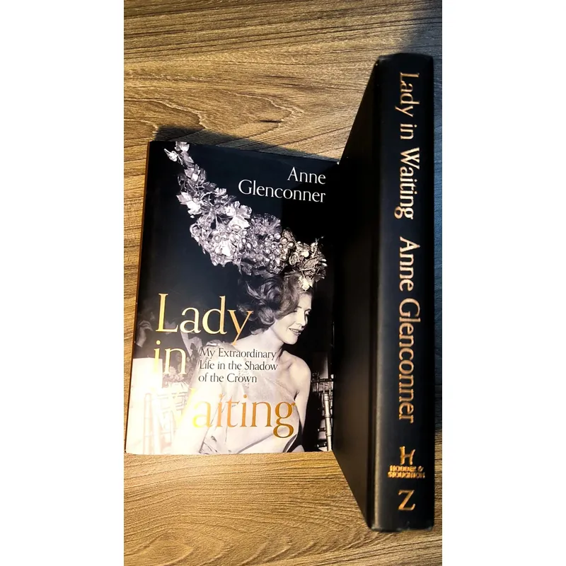 Sách cũ (có ố) Lady in Waiting: My Extraordinary Life in the Shadow of the Crown  723356