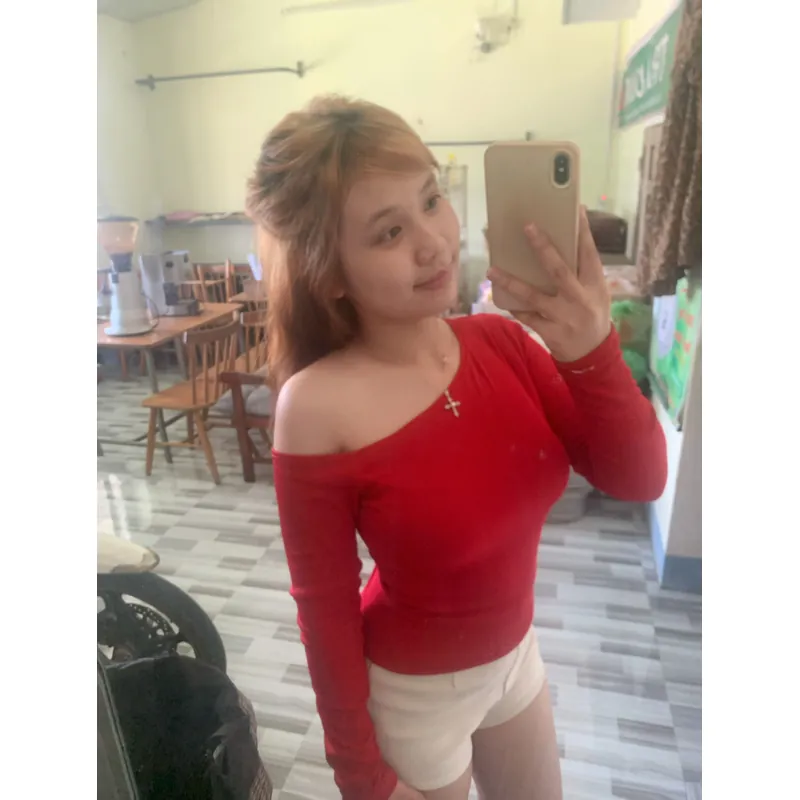 áo đỏ trễ vai tay dài 674318