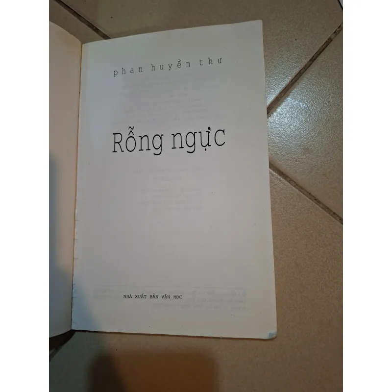 Rỗng ngực của Phan Huyền Thư  930796