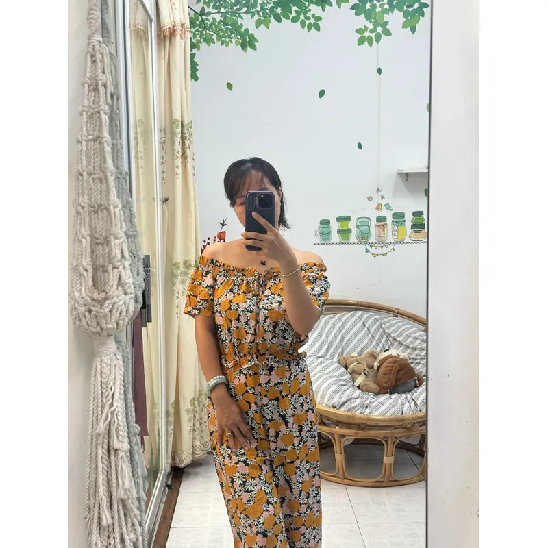 Jumsuit bẹt vai. Có thể mặc được 2 kiểu làm bẹt vai or kéo lên đều ok. Từ 40-48kg mặc ok 557336