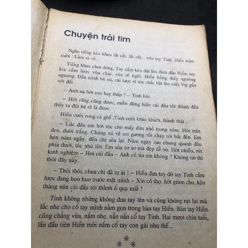 Chiếc khắn màu tím mới 50% ố nặng rách gáy rách trang cuối có dấu mộc và viết nhẹ trang đầu 1995 Huỳnh Thảng HPB0906 SÁCH VĂN HỌC 914661