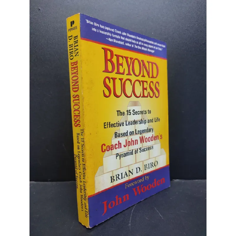 [Sách Cũ SCGR] Beyond Success the 15 secrets to effective leadership and life based on legendary Coach John Wooden's pyramid of success Brian D.Brio 1997 mới 70% ố nặng bẩn bìa HCM0806 kinh doanh 684823