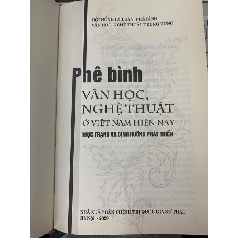 PHÊ BÌNH VĂN HỌC NGHỆ THUẬT Ở VIỆT NAM HIỆN NAY 538421